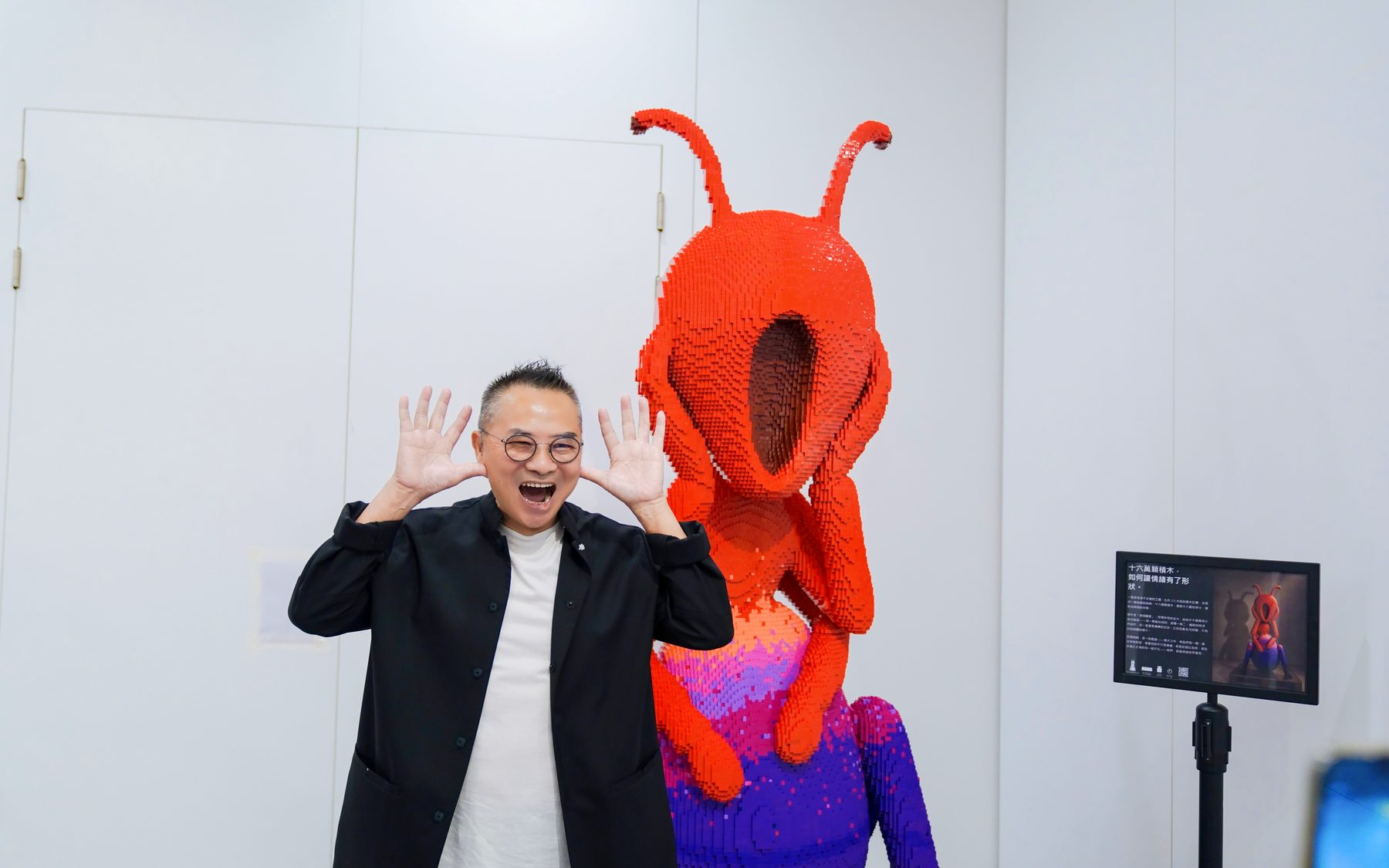 现场：香港美协主席林天行与作品合影
