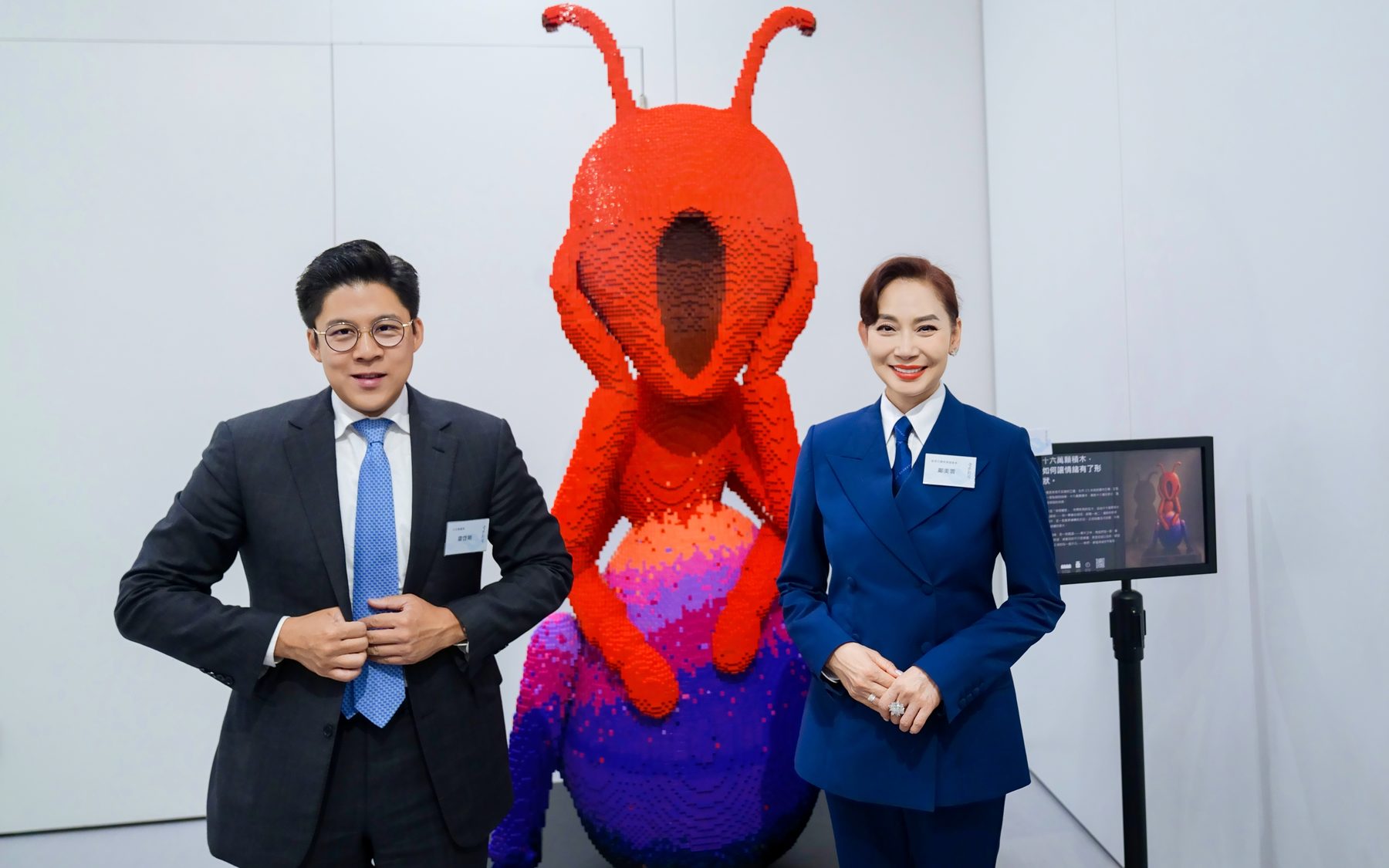 现场：观众与作品合影