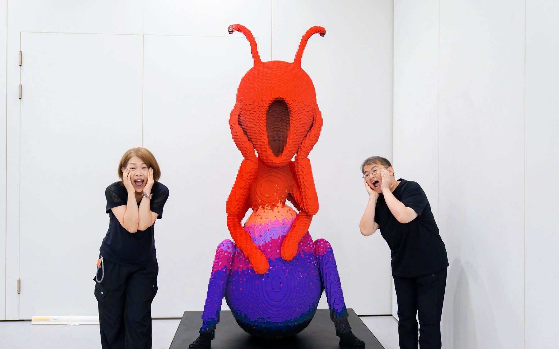 现场：观众与作品合影